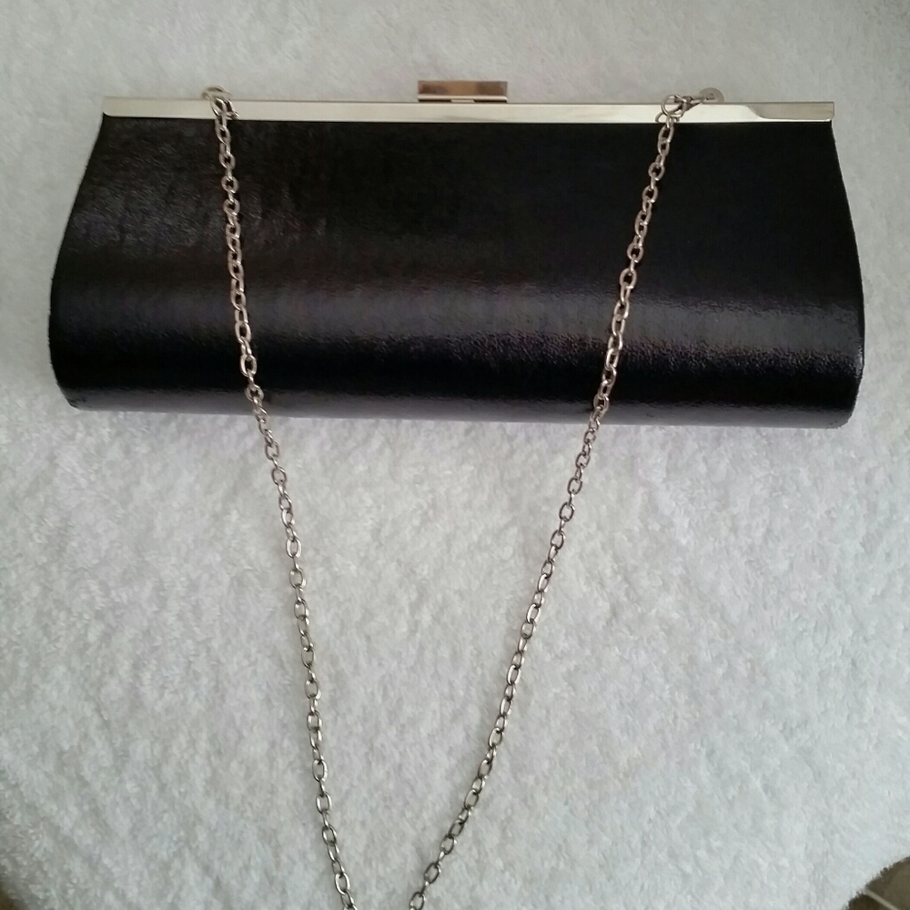 beautiful black bag with chain that removes